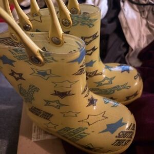 Source Unknown Yellow Star Kids Rain Boots with Blue & Brown Accents